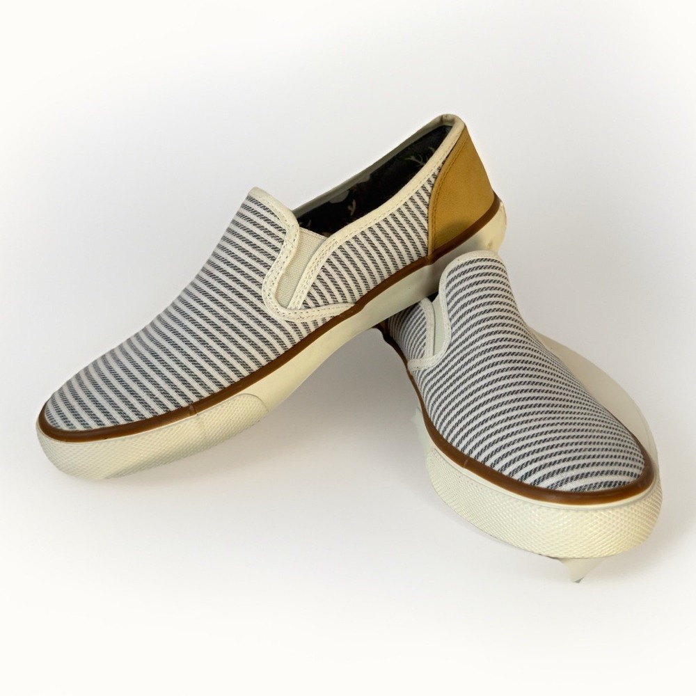 Tommy Bahama Womens 6.5 Gray White Striped Slip-On Sneakers Loafers Boat Skate